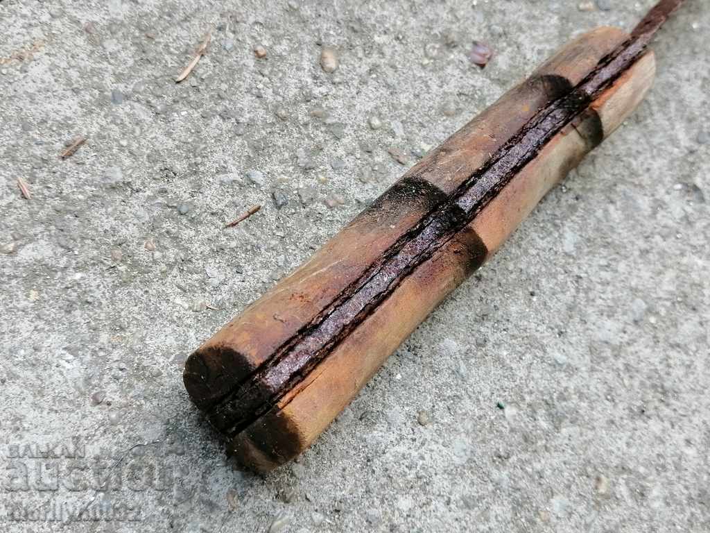 Delivery of Old hand-forged butcher knife dagger fist Delivery of Old hand-forged butcher knife dagger fist