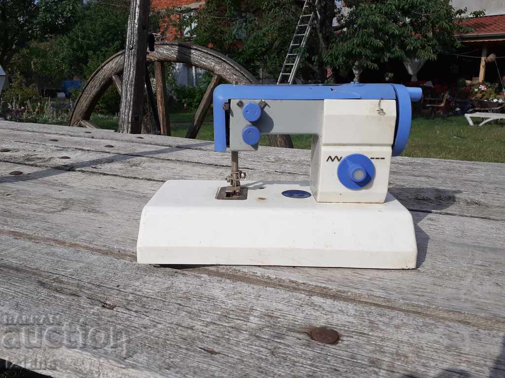 Old children's sewing machine Button