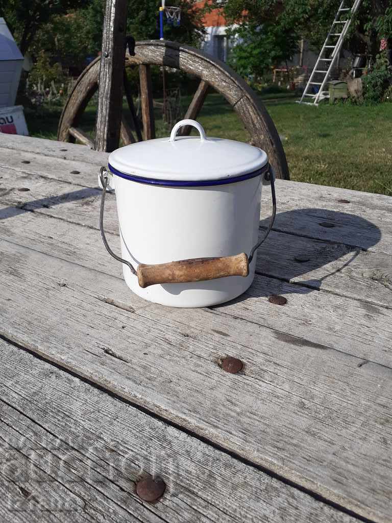 Delivery of Old enameled saucepan Delivery of Old enameled saucepan