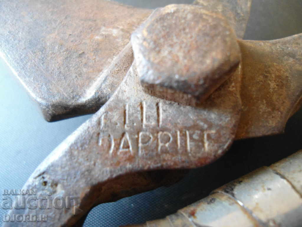 Auction  Old vine shears, marking