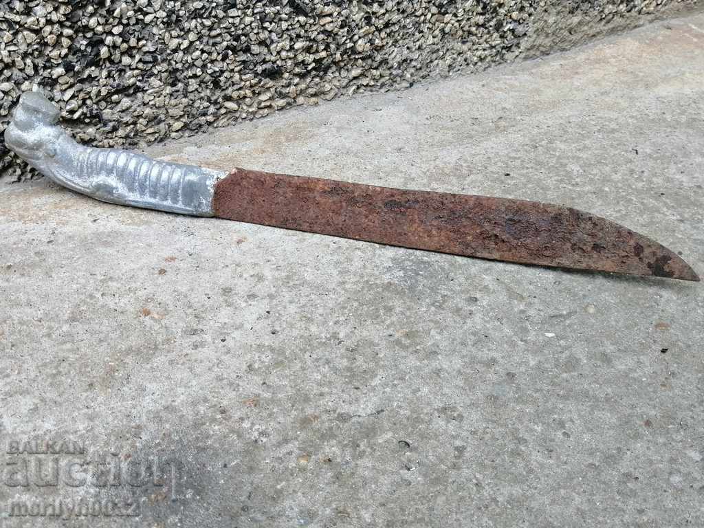 Auction  An old battle knife with a primitive lion's head