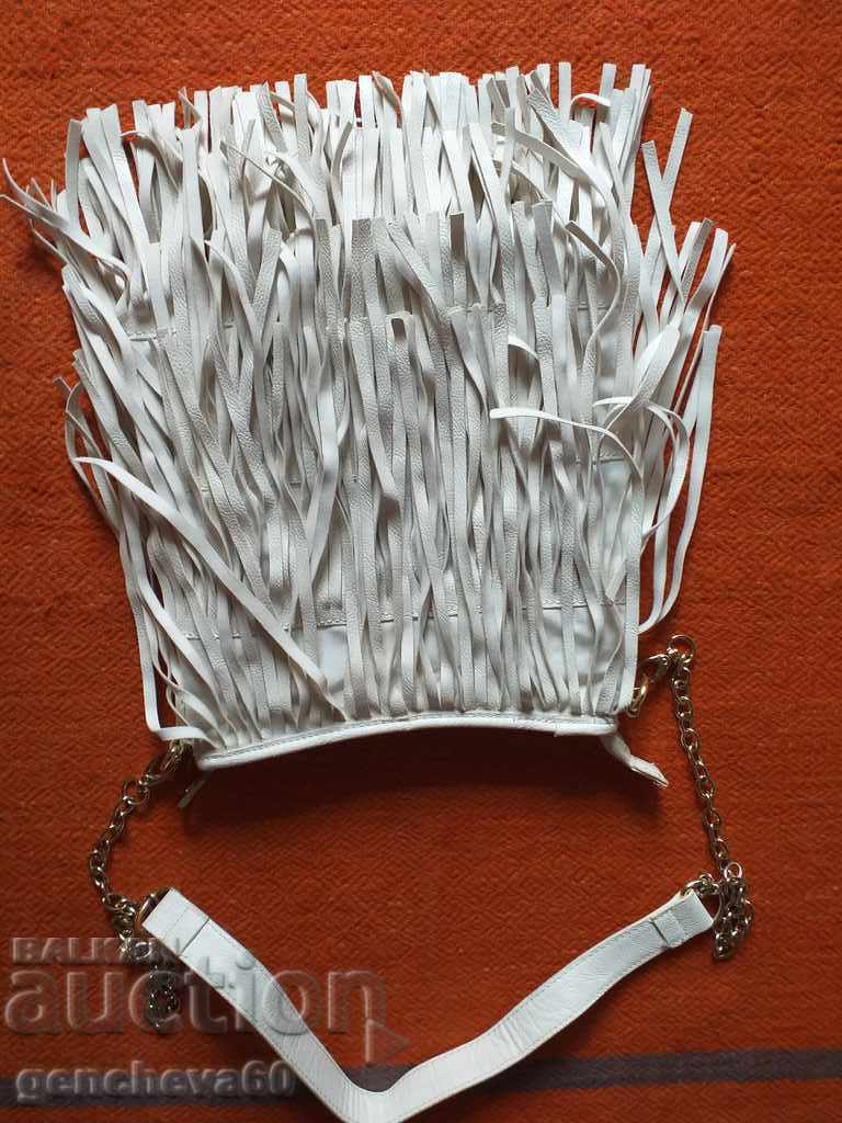 Women's fashionable, attractive white bag with fringes with price 15.00 BGN | € 7.67 Women's fashionable, attractive white bag with fringes with price 15.00 BGN | € 7.67