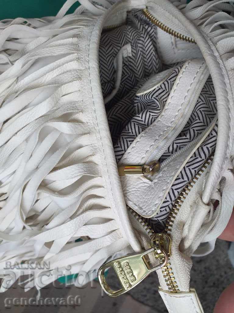 Delivery of Women's fashionable, attractive white bag with fringes Delivery of Women's fashionable, attractive white bag with fringes