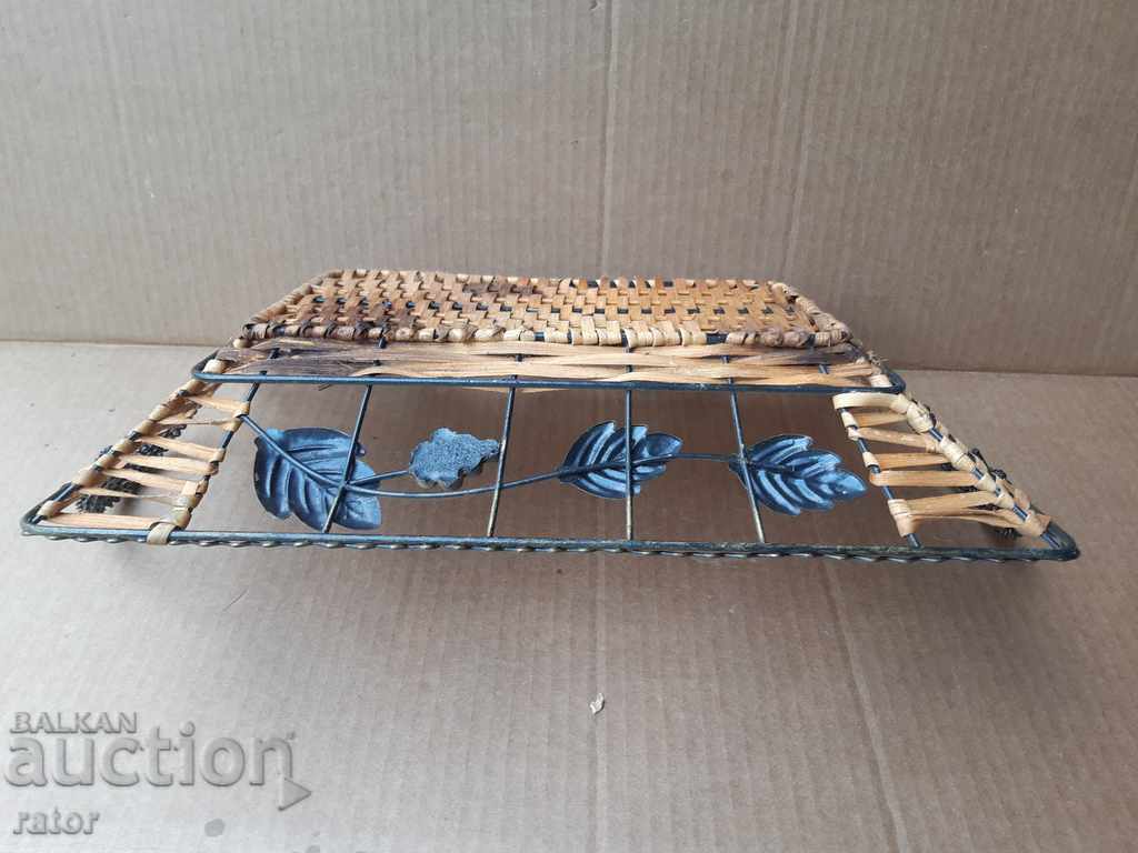 Auction Wicker tray, fruit bowl, pan - metal and wicker Auction Wicker tray, fruit bowl, pan - metal and wicker