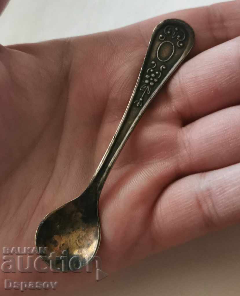 O lingură mică pentru caviar de muștar de sare
