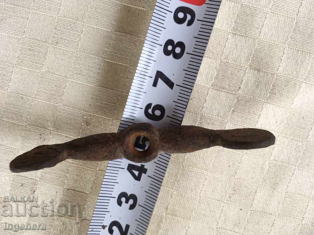 Παράδοση Το μάνδαλο από σφυρήλατο σίδερο είναι ΑΝΤΙΚ Παράδοση Το μάνδαλο από σφυρήλατο σίδερο είναι ΑΝΤΙΚ