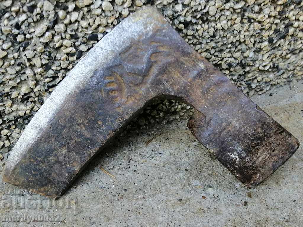 Delivery of An old ax shaft tool wrought iron Delivery of An old ax shaft tool wrought iron