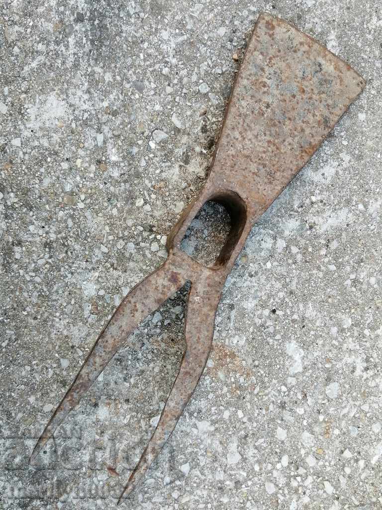 Auction Forged chap, hoe, agricultural instrument, wrought iron Auction Forged chap, hoe, agricultural instrument, wrought iron