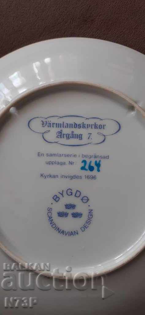 Auction  COLLECTOR'S PORCELAIN PLATE.