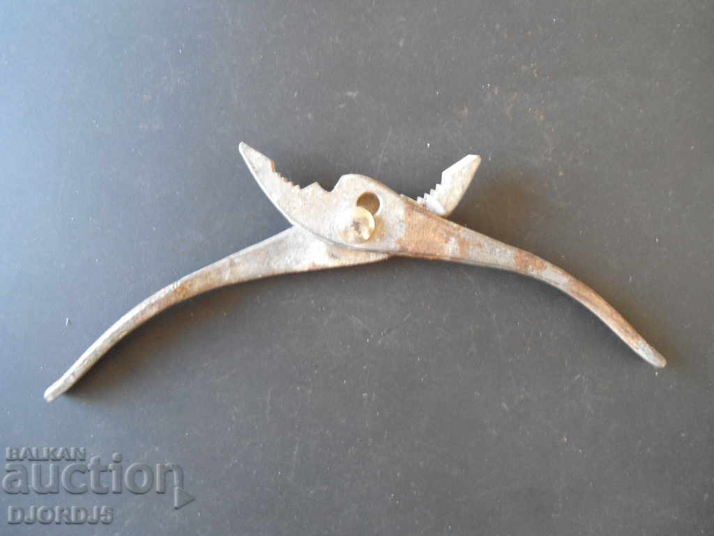 Old pliers with price 3.00 BGN | € 1.53 Old pliers with price 3.00 BGN | € 1.53