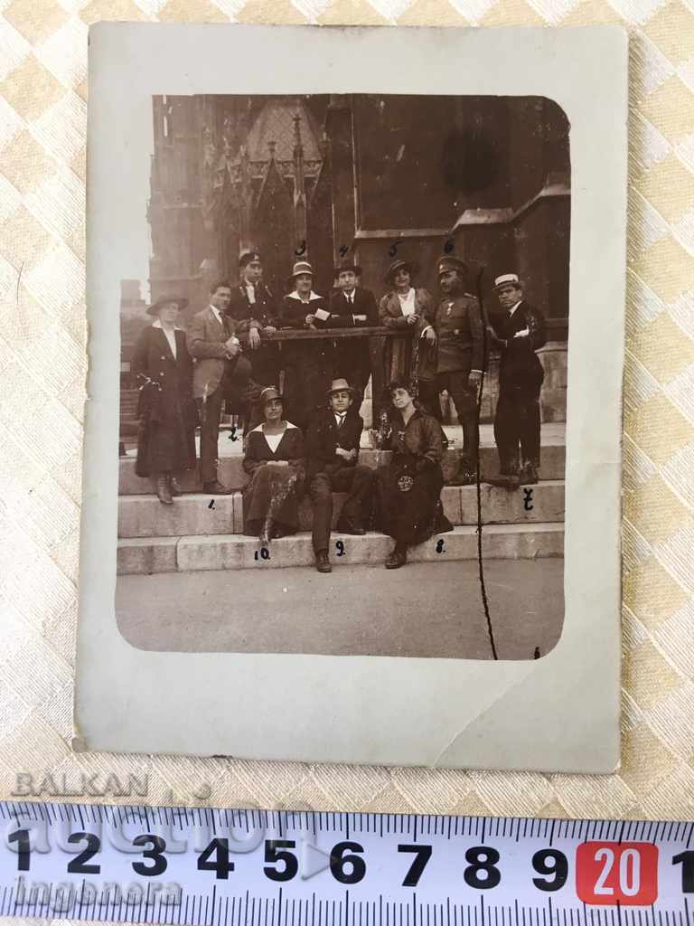 FOTOGRAFIE ÎN FAȚA BISERICII VOTIV-VIENA