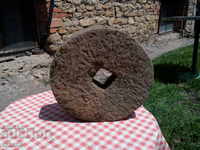 Старинно каменно точило от дялан камък