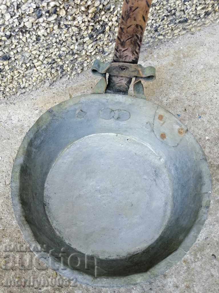 Auction An old copper pan, a baker, a tray, a copper pot Auction An old copper pan, a baker, a tray, a copper pot