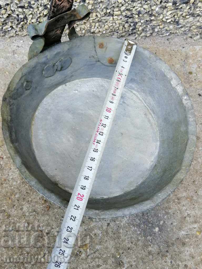 Delivery of An old copper pan, a baker, a tray, a copper pot Delivery of An old copper pan, a baker, a tray, a copper pot