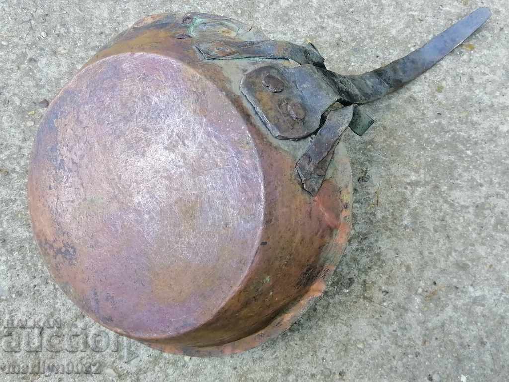 An old copper pan, a baker, a tray, a copper pot - 6 An old copper pan, a baker, a tray, a copper pot - 6