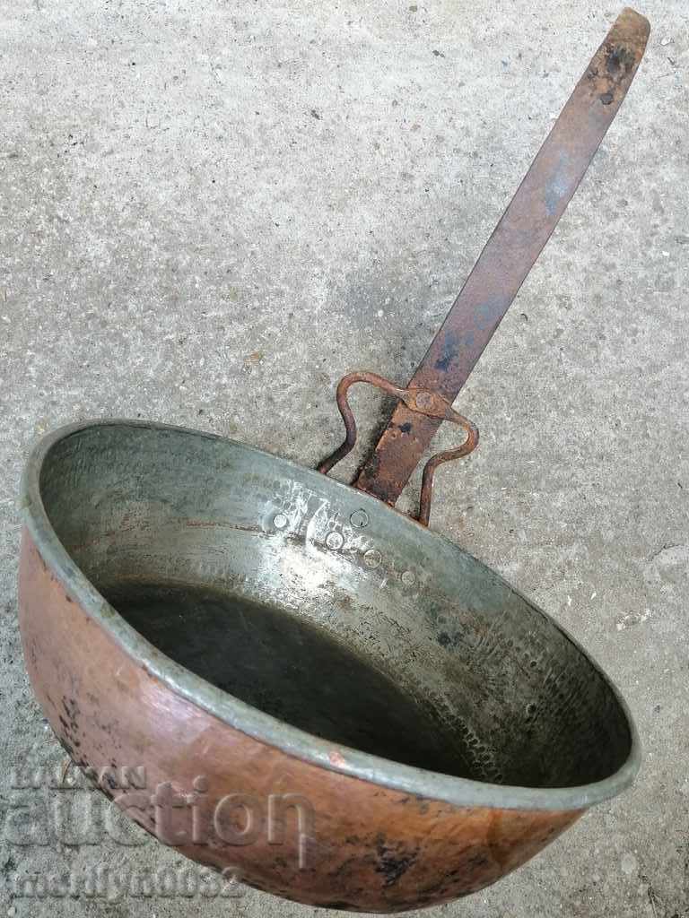 Auction An old copper pan, a baker, a tray, a copper pot Auction An old copper pan, a baker, a tray, a copper pot
