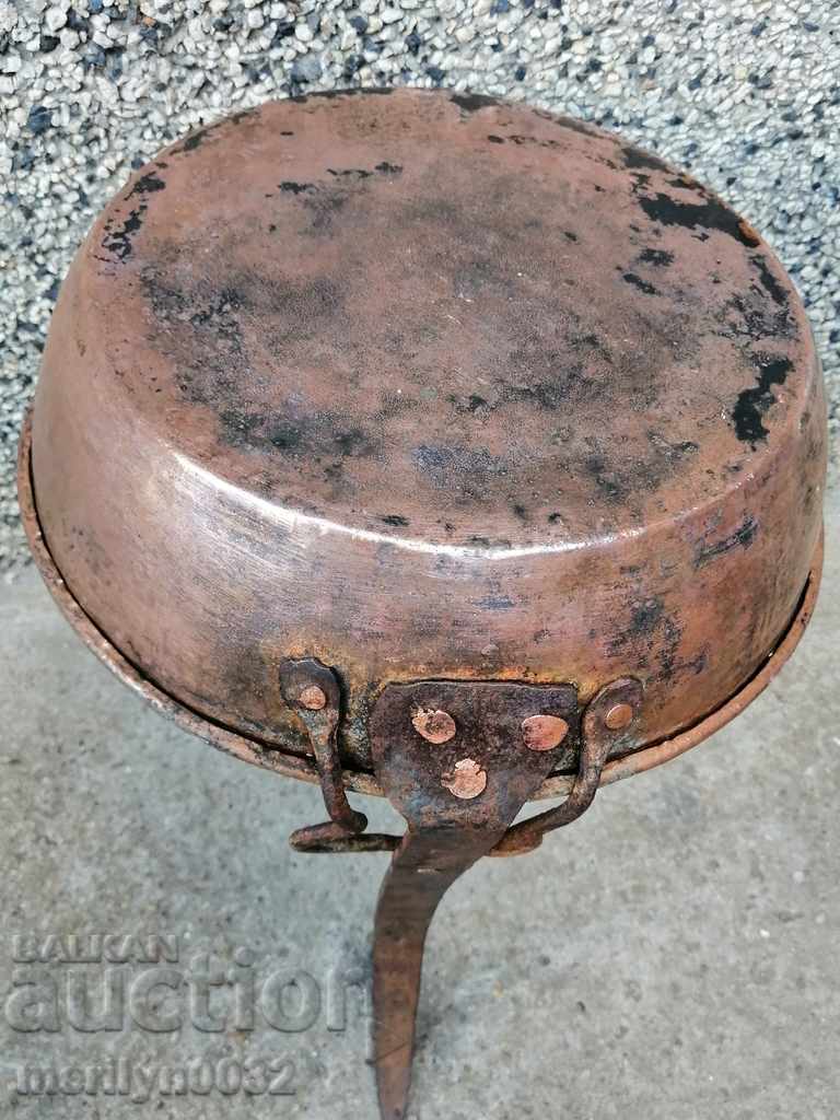 An old copper pan, a baker, a tray, a copper pot - 6 An old copper pan, a baker, a tray, a copper pot - 6