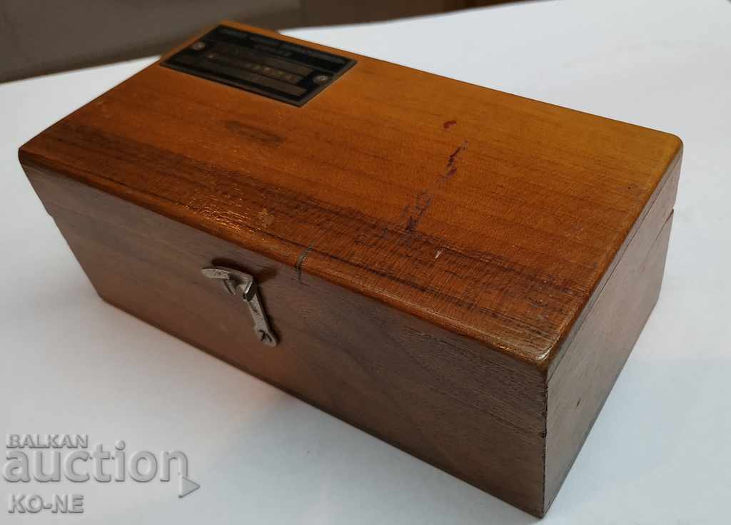 Auction  Wooden box with grams