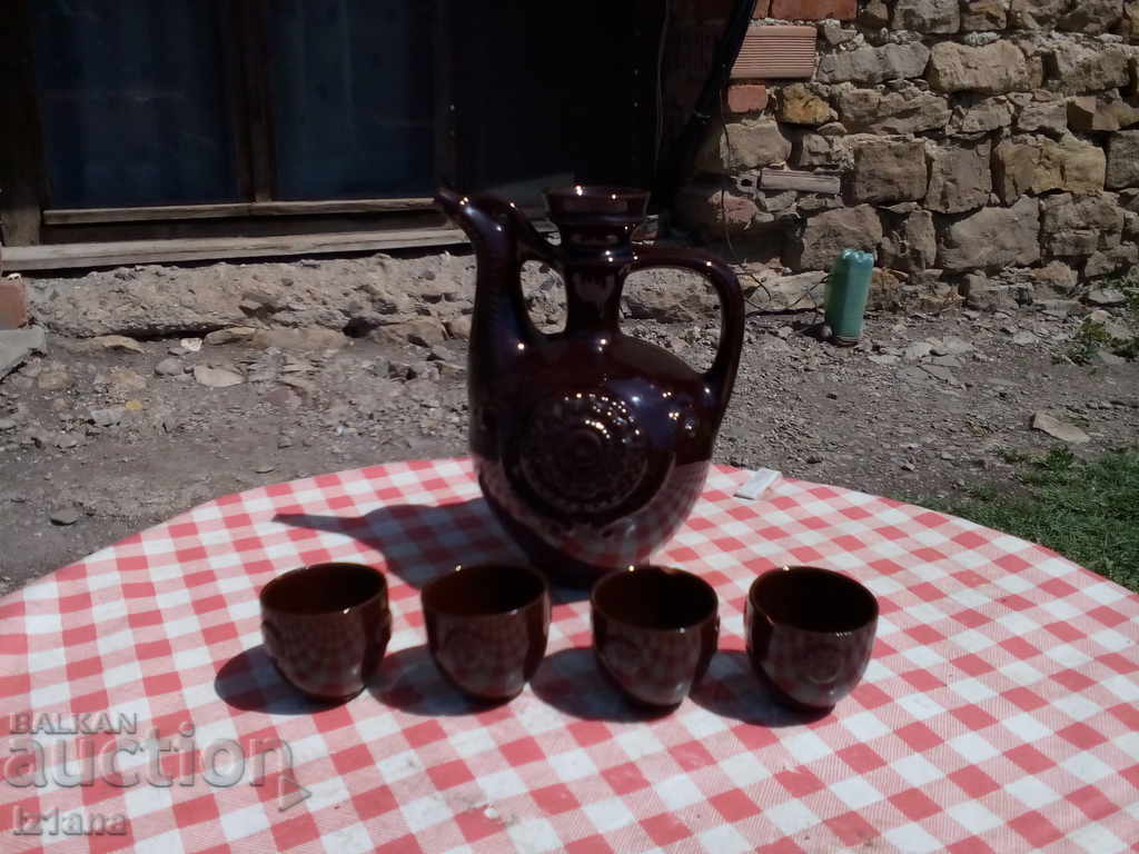 Servicii vechi de ceramică casnică