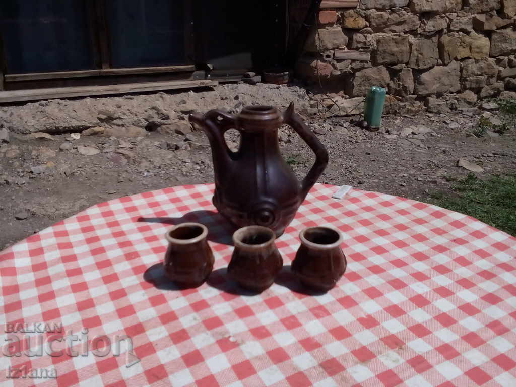 Servicii vechi de ceramică casnică