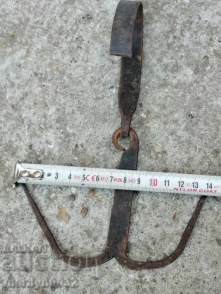Delivery of Antique wrought iron hook, double wrought iron hook Delivery of Antique wrought iron hook, double wrought iron hook