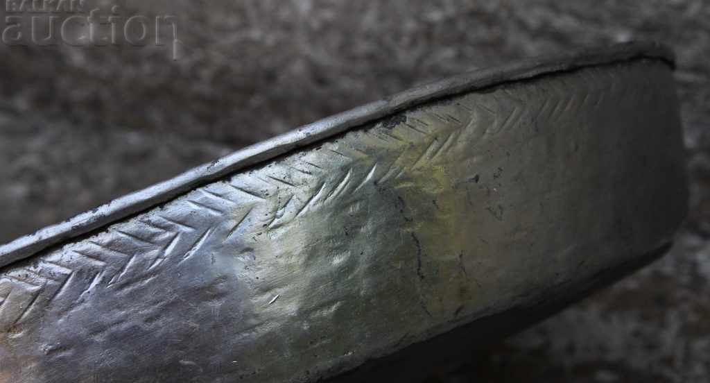 Delivery of OLD TANNED COPPER TRAY COPPER HONEY PIE