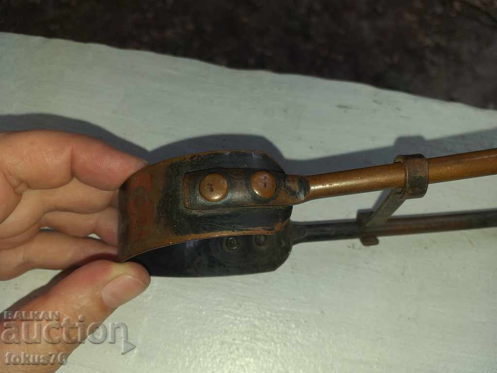 Auction OLD ANTIQUE BRONZE FIREPLACE CLAMP Auction OLD ANTIQUE BRONZE FIREPLACE CLAMP