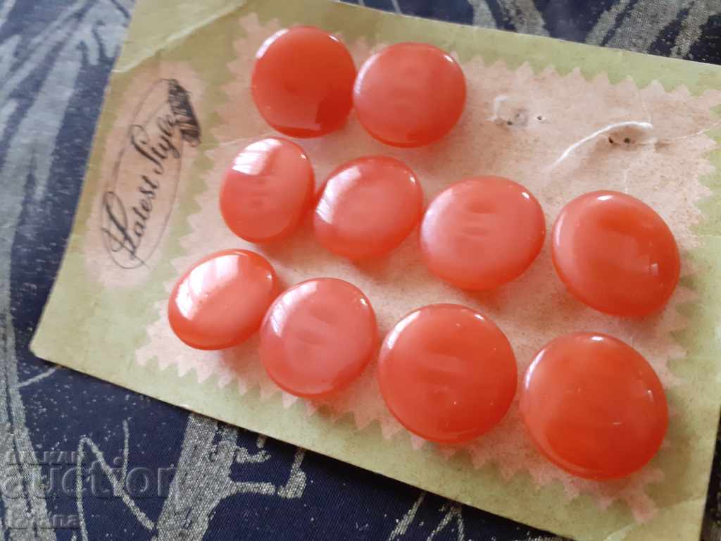 Delivery of An old button, buttons