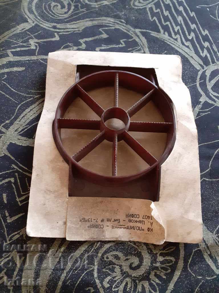 Delivery of Old Apparatus for Cutting Apples Delivery of Old Apparatus for Cutting Apples