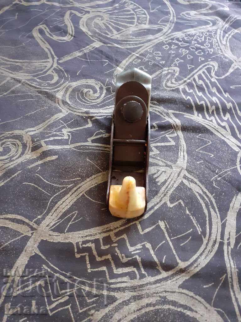 Delivery of Old carpentry grater Delivery of Old carpentry grater