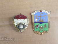 lot 2 rare pin badges