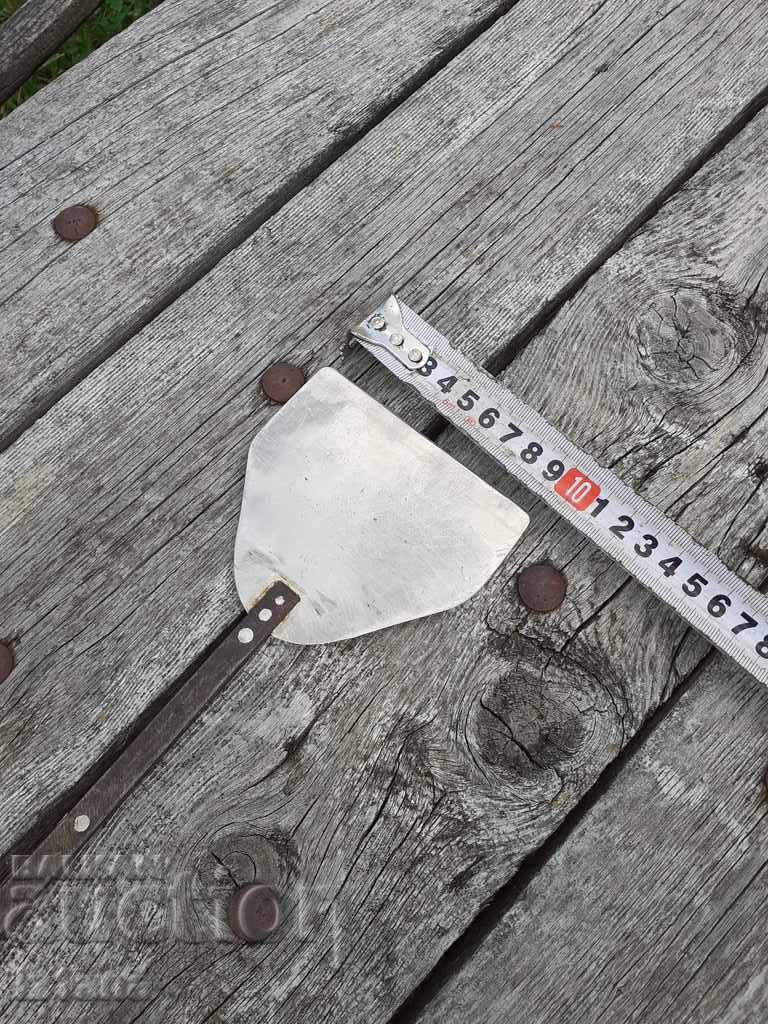 Auction An old tool, a scratch Auction An old tool, a scratch