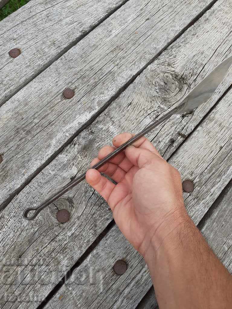 Delivery of An old tool, a scratch Delivery of An old tool, a scratch