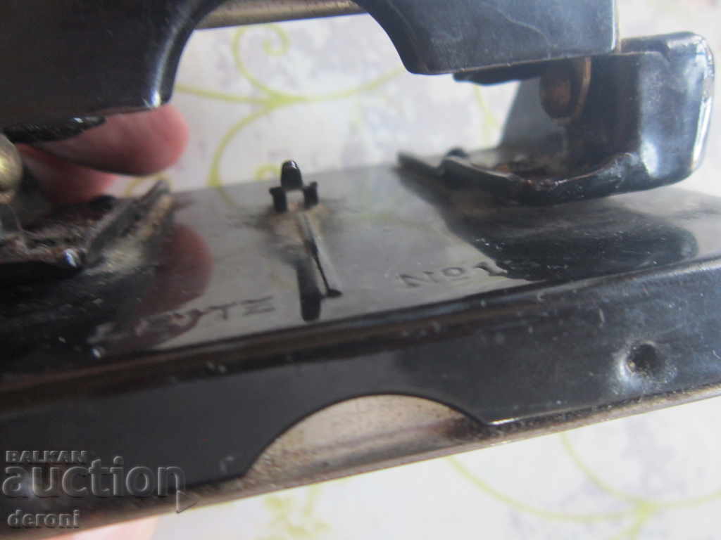 Доставка на Страхотен немски перфоратор маркиран Доставка на Страхотен немски перфоратор маркиран