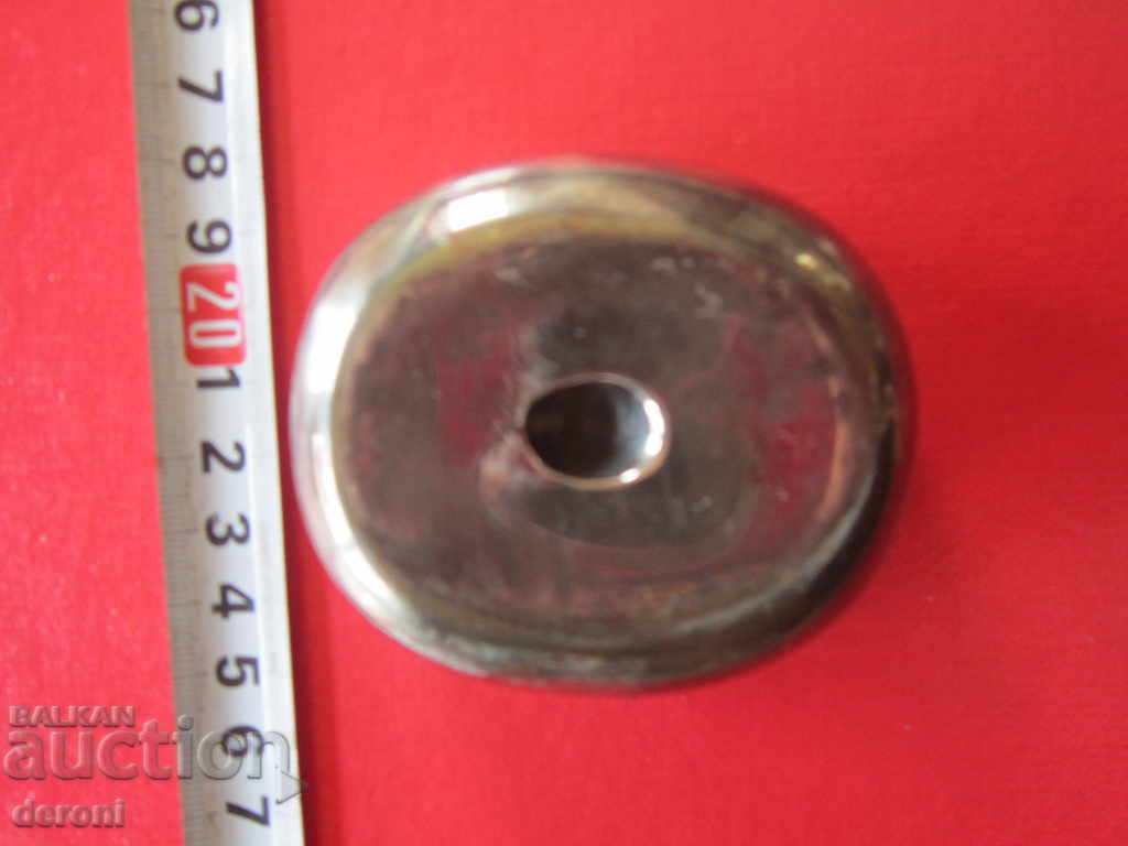 Страхотна посребрена поставка за писалка химикал с цена 10.00 лв. | € 5.11 Страхотна посребрена поставка за писалка химикал с цена 10.00 лв. | € 5.11