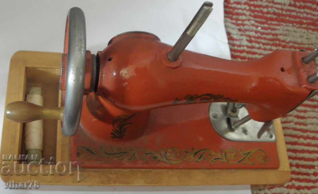 Auction SMALL OLD SEWING MACHINE Auction SMALL OLD SEWING MACHINE