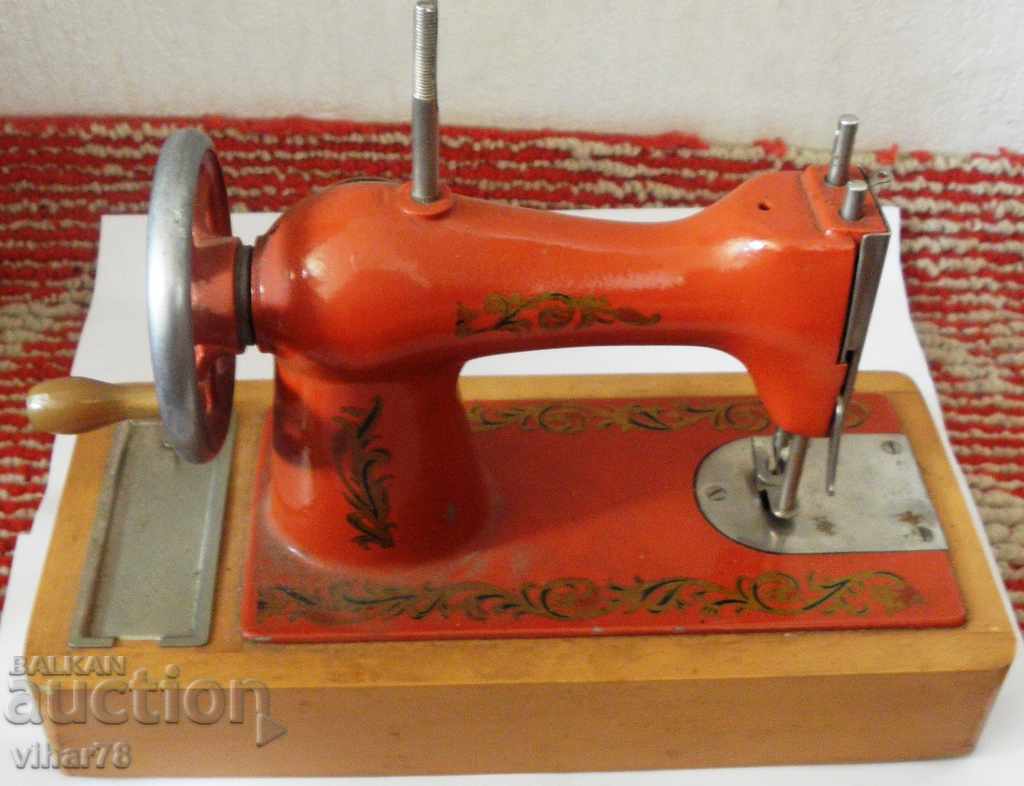 Delivery of SMALL OLD SEWING MACHINE Delivery of SMALL OLD SEWING MACHINE