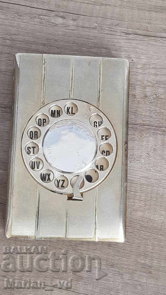 Caiet de telefon vechi din metal cu alfabet