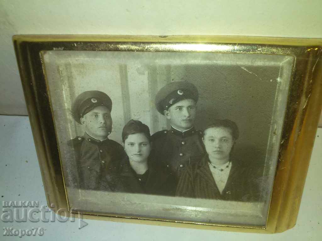 Delivery of OLD WAR PHOTO IN A GOLDEN FRAME by CLOCK GILT Delivery of OLD WAR PHOTO IN A GOLDEN FRAME by CLOCK GILT