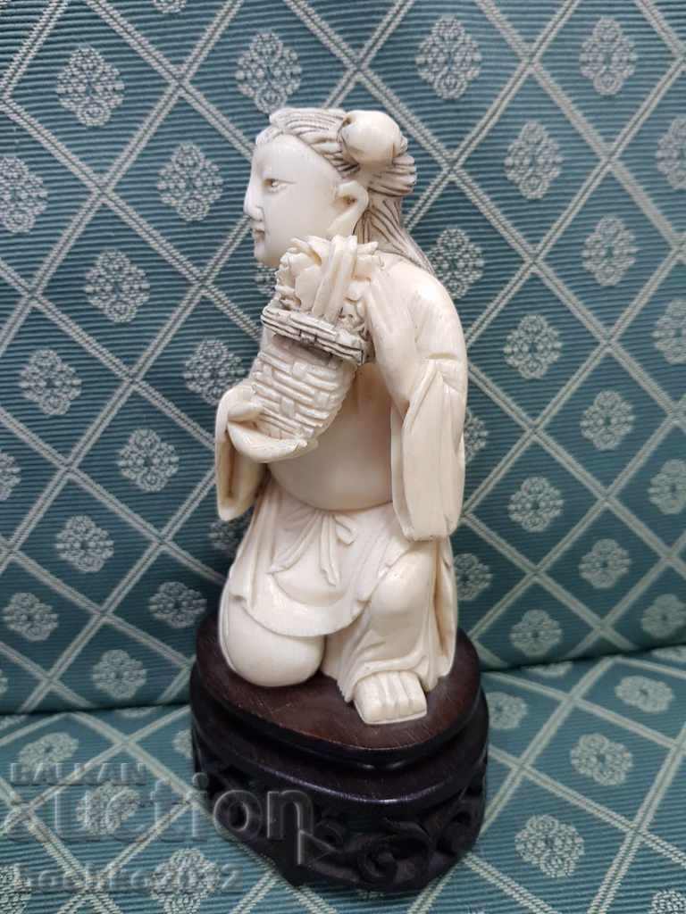 Beautiful Japanese Chinese ivory statuette 229.6 g. with price 750.00 BGN | € 383.47 Beautiful Japanese Chinese ivory statuette 229.6 g. with price 750.00 BGN | € 383.47