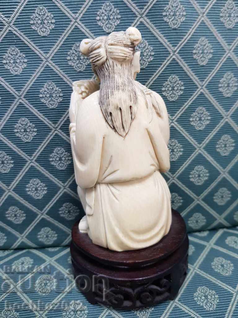 Auction Beautiful Japanese Chinese ivory statuette 229.6 g. Auction Beautiful Japanese Chinese ivory statuette 229.6 g.