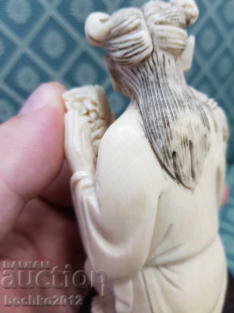 Delivery of Beautiful Japanese Chinese ivory statuette 229.6 g. Delivery of Beautiful Japanese Chinese ivory statuette 229.6 g.