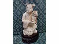 Beautiful Japanese Chinese ivory statuette 229.6 g.