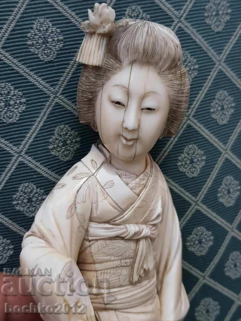 Auction Very beautiful Japanese ivory geisha statuette 27.5cm Auction Very beautiful Japanese ivory geisha statuette 27.5cm