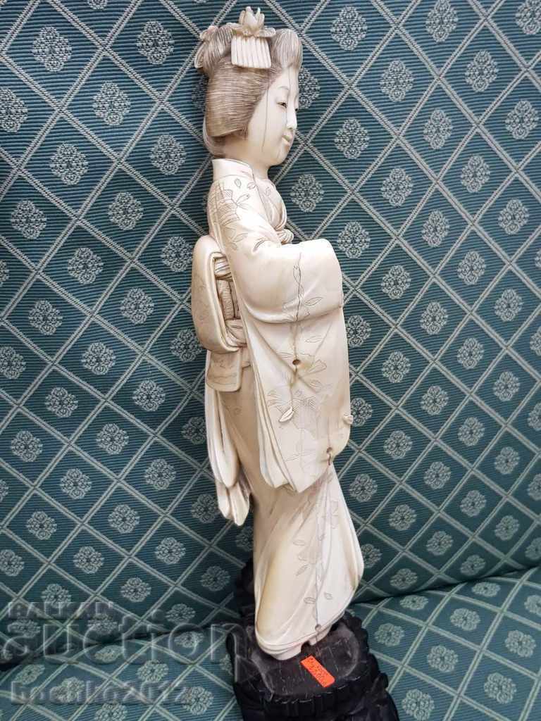 Delivery of Very beautiful Japanese ivory geisha statuette 27.5cm Delivery of Very beautiful Japanese ivory geisha statuette 27.5cm