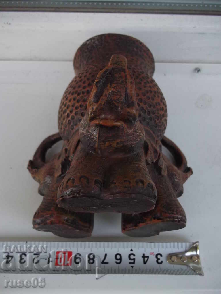 Auction  Vase on three elephants