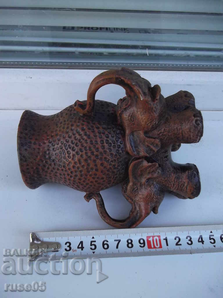 Delivery of Vase on three elephants