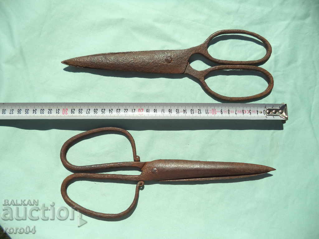 A PAIR OF OLD ABADJI WROUGHT SCISSORS - 5