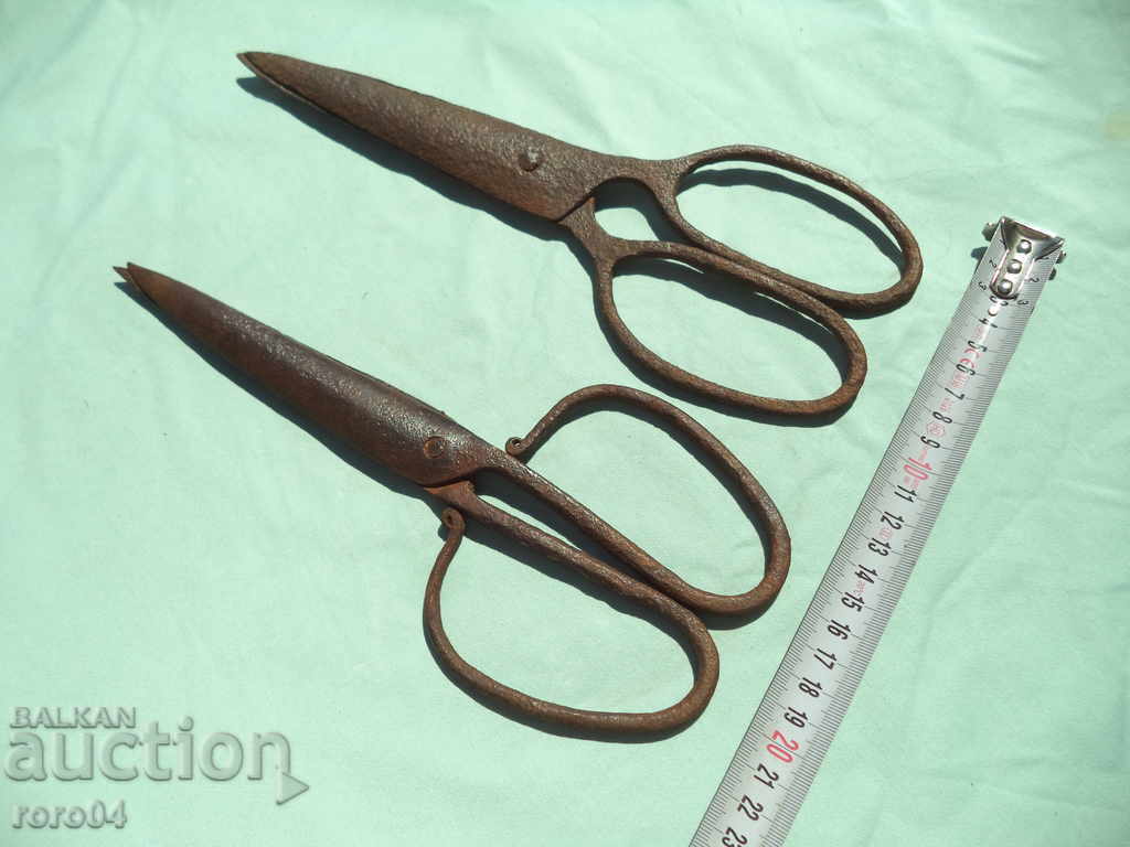 A PAIR OF OLD ABADJI WROUGHT SCISSORS - 6