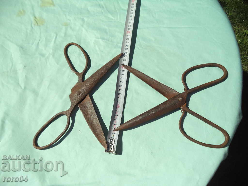 A PAIR OF OLD ABADJI WROUGHT SCISSORS - 7